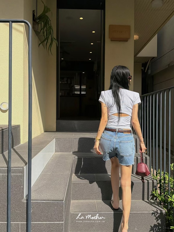 背後挖空設計條紋上衣